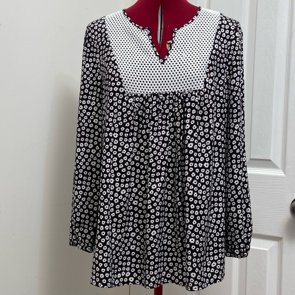Kensie women black and white daisy print tunic long sleeves top. Size S. Used - Picture 5 of 10